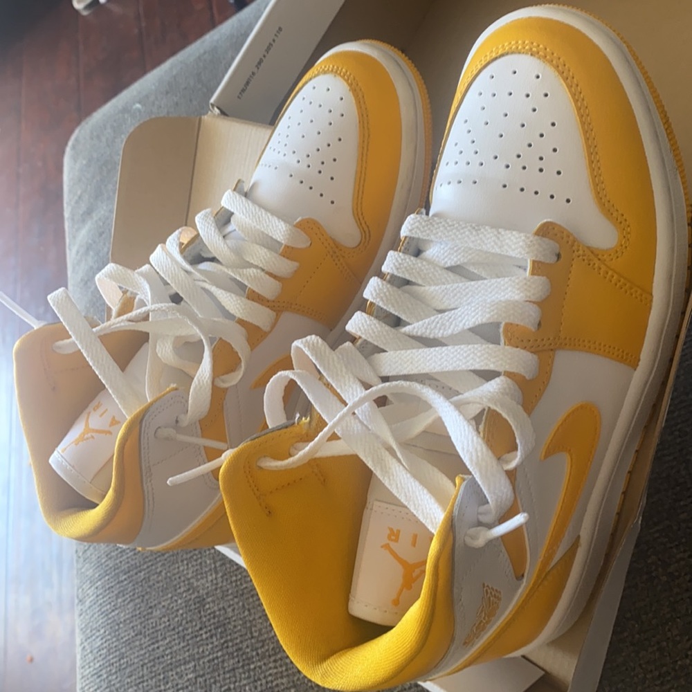 WMNS AIR JORDAN 1 MID - Picture 3 of 4